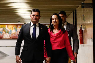 Sergio Moro deixa seu gabinete em Brasília ao lado de sua mulher, Rosângela