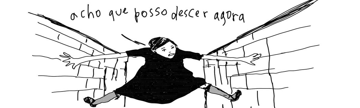 A tirinha em preto e branco de Estela May, publicada em 24/05/24, traz uma menina se segurando entre duas paredes. Ela diz “acho que posso descer agora”