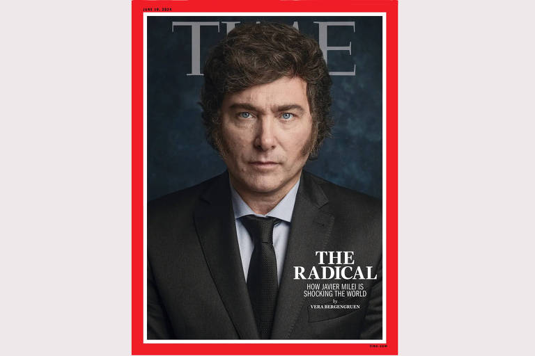 A capa da revista Time trás a foto do presidente Javier Milei. Ele é um homem branco de olhos azuis e tem cabelo castanhos. Usa um terno e gravata pretos.