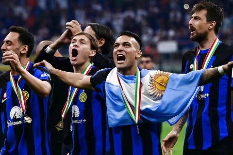 Inter Milan's Argentine forward #10 Lautaro Martinez (C)  celebrates with teammates during the trophy ceremony for the Italian Champions following the Italian Serie A football match between Inter Milan and Lazio in Milan, on May 19, 2024. Inter celebrates his 20th Scudetto. (Photo by Marco BERTORELLO / AFP)