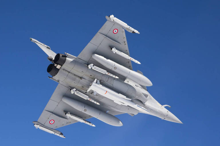 Caça Rafale da Força Aérea Francesa armado com míssil de ataque nuclear ASMPA-R (no centro do avião) e modelos ar-ar