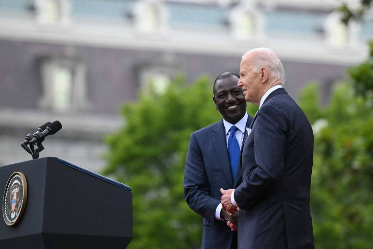 O presidente do Quênia, William Ruto, ao lado do presidente dos EUA, Joe Biden, na Casa Branca, em Washington