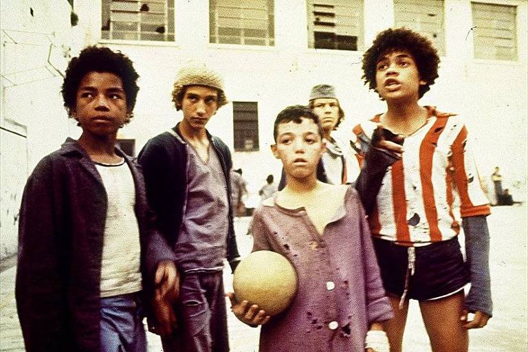 Cena do filme mostra cinco pré-adolescentes sujos e com roupas puídas no pátio de um reformatório para jovens infratores