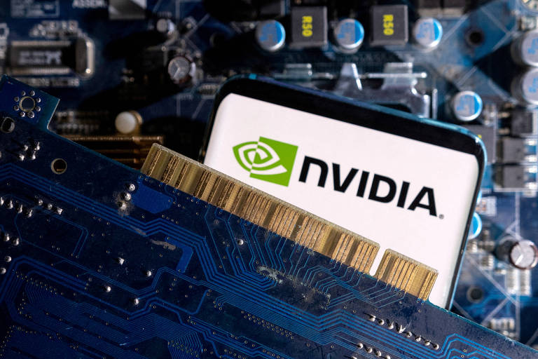 Um smartphone com o logo da Nvidia, sobre uma placa-mãe