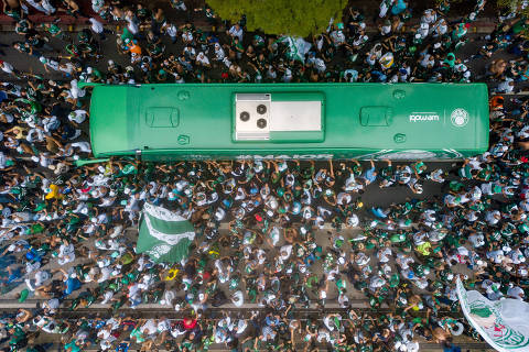 SAO PAULO, SP - 02.02.2022 - Torcedores do Palmeiras se despedem de jogadores e comissão técnica que vão jogar o mundial de clubes da FIFA. (Foto: Danilo Verpa/Folhapress, ESPORTE) ORG XMIT: 594931