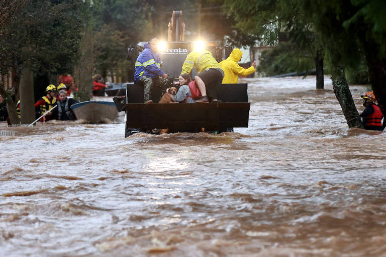 Equipes de salvamento retiram moradores de área alagada de Porto Alegre
