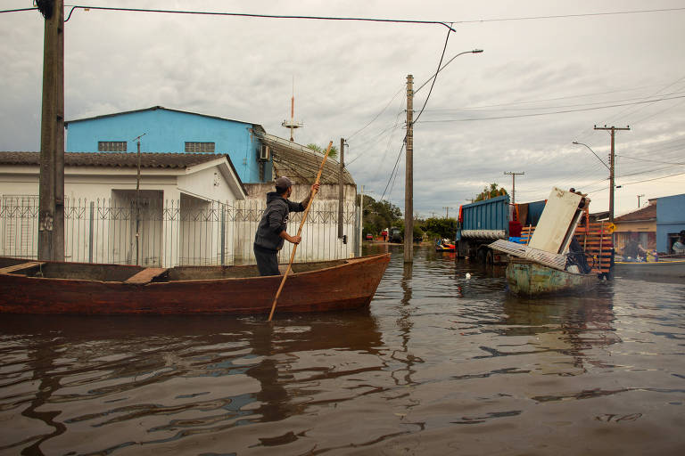 Enchentes fazem pescadores artesanais dormirem em barcos na lagoa dos Patos