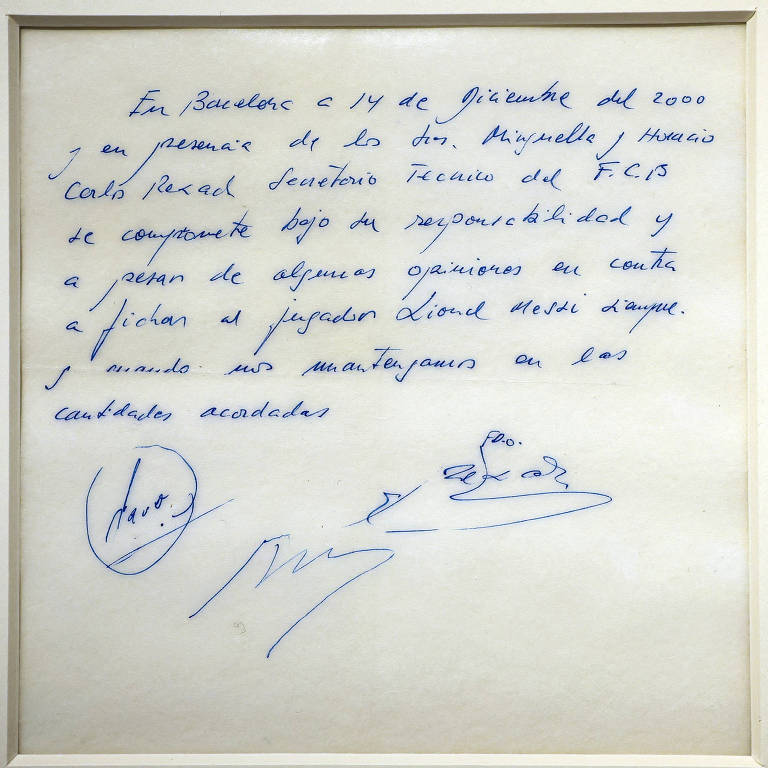 Guardanapo com texto, em tinta azul, em que o Barcelona se comprometeu a contratar Messi, em dezembro de 2000, e que foi a leilão neste ano