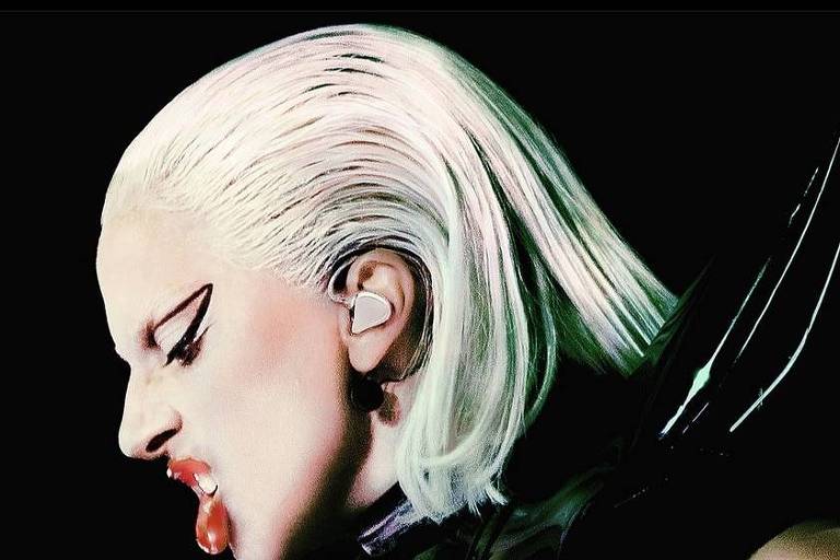 A cantora Lady Gaga em cartaz do filme de sua turnê 'Chromatica Ball'