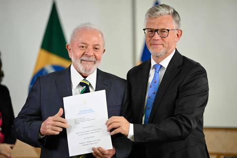 Brazilian President Luiz Inacio Lula da Silva (L) receives credentials from the newly appointed Ambassador of Ukraine to Brazil, Andrii Melnyk, during a meeting at Planalto Palace in Brasilia on November 17, 2023. (Photo by EVARISTO SA / AFP)