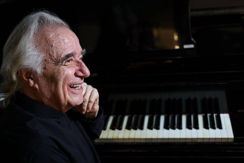 SÃO PAULO/ SP, BRASIL, 20.05.2024 :  Retrato do maestro João Carlos Martins, que ganha uma nova biografia, escrita pelo jornalista Jamil Chade. (Foto: Zanone Fraissat/Folhapress, ILUSTRADA)***EXCLUSIVO****