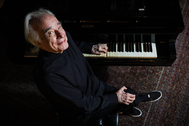 Maestro João Carlos Martins tocando piano.