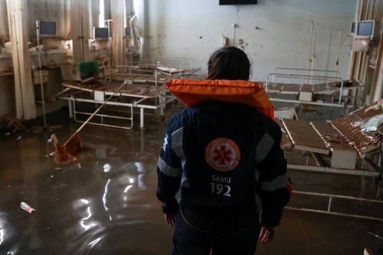 Sala de hospital após inundações em Canoas
