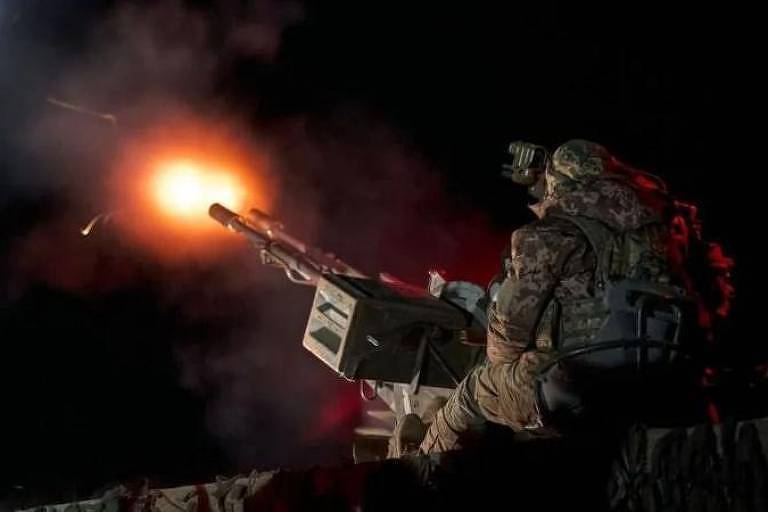 Soldado russo dispara arma de fogo à noite