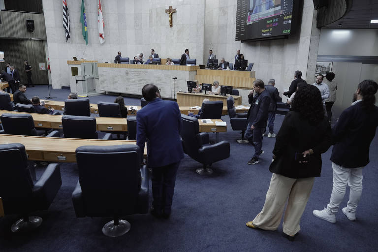 Na Câmara Municipal, há reclamação de que o clima de favoritismo tomou conta da pré-campanha e que Nunes agiria com soberba e salto alto, algo que seus aliados negam; o prefeito é pressionado pelas demandas de uma aliança com 12 legendas