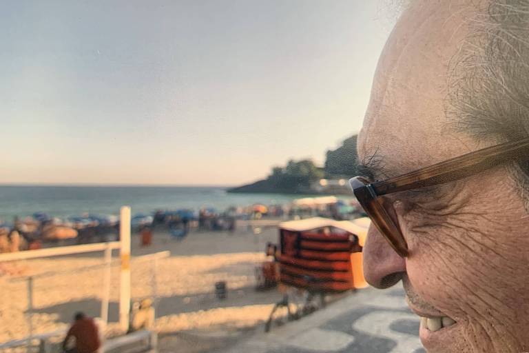 Do calçadão, o colunista Ruy Castro contempla a praia do Leblon