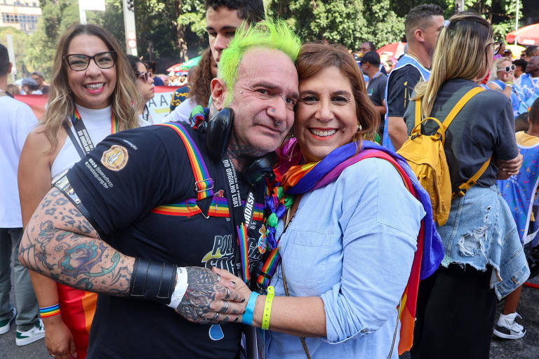 O diretor artístico da Parada do Orgulho LGBT+, Heitor Werneck, que é autista, usa abafador de ruídos para enfrentar a festa na avenida