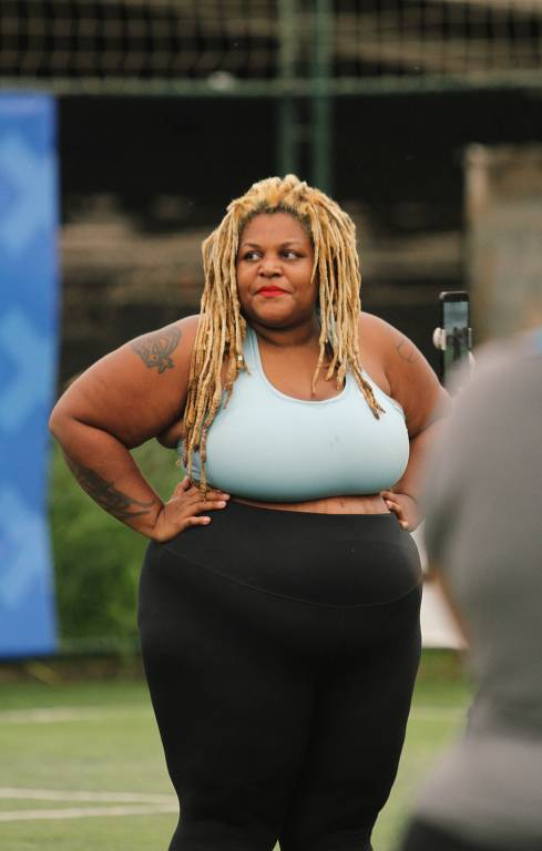 Ellen Valia, conhecida nas redes como Atleta de Peso, não se define como parte do movimento body positive; para ela, o grupo ignora pessoas gordas maiores e não luta por mudanças efetivas na sociedade, apenas por questões estéticas