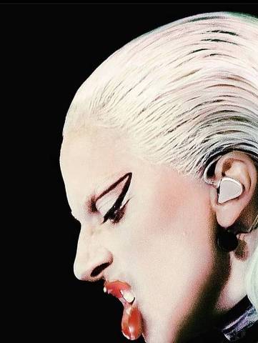 A cantora Lady Gaga em cartaz de divulgação de sua turnê 'Chromatica Ball'