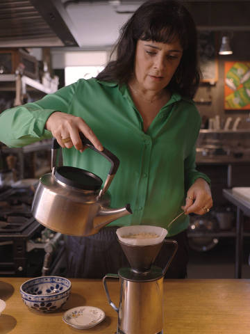 A barista Isabela Raposeiras ensina truques