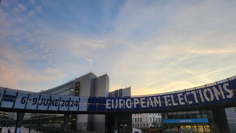 Prédio com a inscrição em inglês "6 a 9 de junho, eleições europeias", sob céu azul 