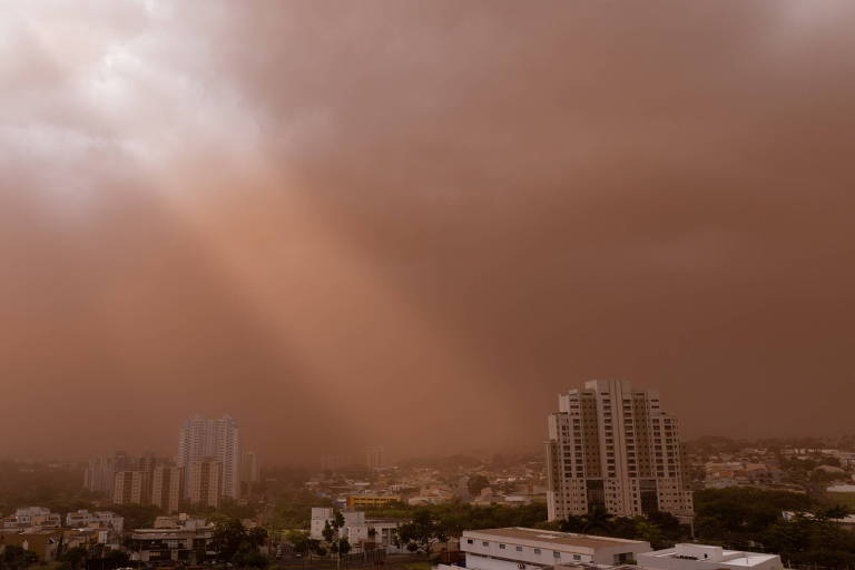 Uma forte tempestade de poeira encobriu a cidade de Ribeirão Preto no início da tarde desta sexta-feira; fortes ventos  provocaram algumas quedas de árvores