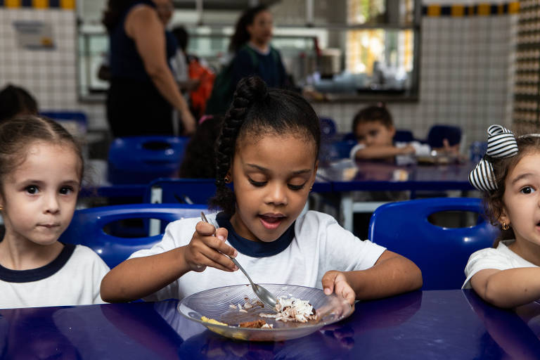 Menima almoça arroz, feijão, carne e legumes na escola municipal Roberto Burle Marx, em Curicica, no Rio