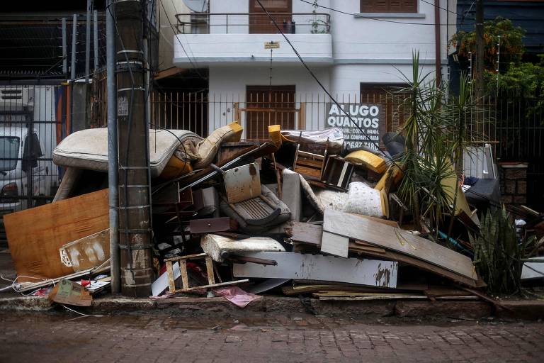 Série de destroços em frente de casa atingida por enchente no Rio Grande do Sul