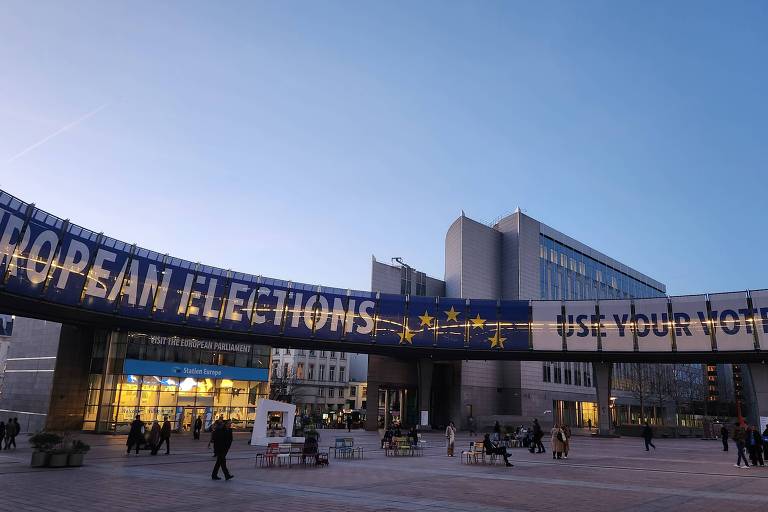 área externa de construção, com a inscrição em inglês "eleições europeias - use seu voto"