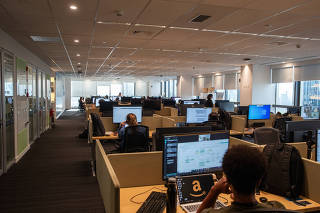 Detalhes do escritorio da  Amazon Brasil,localizado no edificio JK na Vila Olimpia em SP.  Plataforma saltou do 5o para o 3o lugar entre os maiores marketplaces do pais , com faturamento de 25 bilhoes