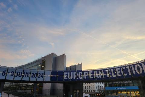 Sede de Bruxelas do Parlamento europeu, com fachada alusiva às eleições para a casa em junho de 2024