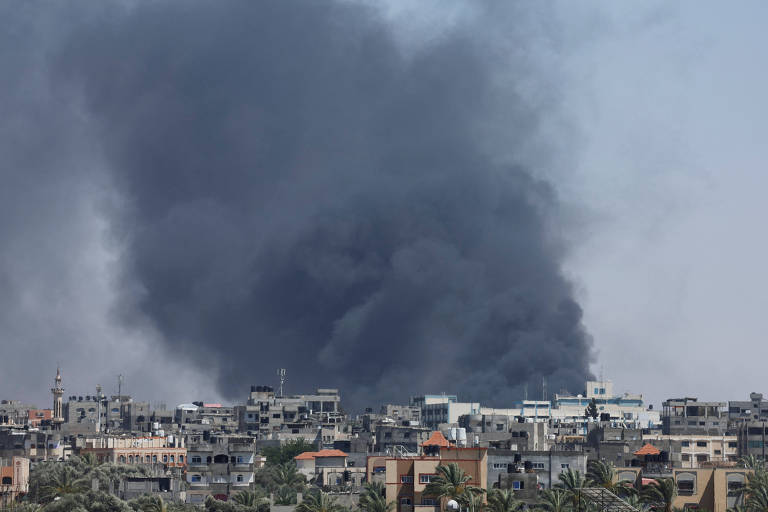 Fumaça densa e cinza se espalha no céu de Rafah, no sul da Faixa de Gaza, após ataque aéreo israelense