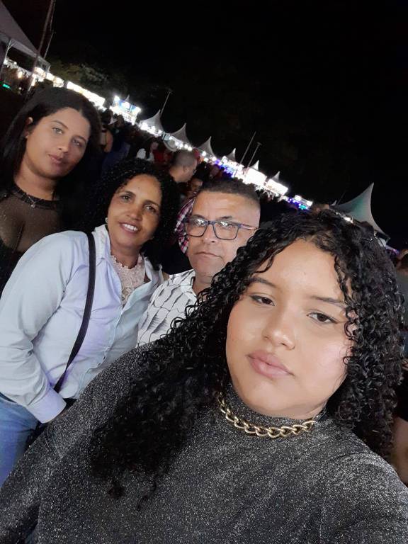 Selfie de Carlos com a esposa, Crispina, e as duas filhas, Ludmyla e Letícia 