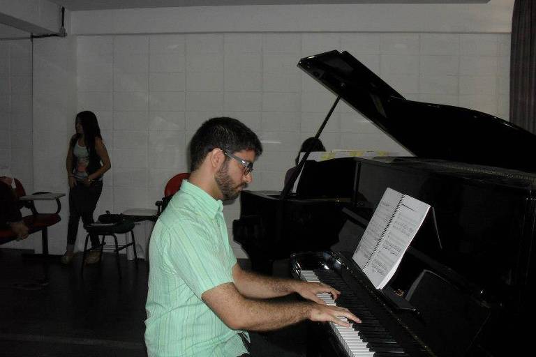 Homem toca piano