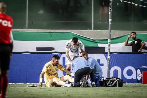 Goleiro João Paulo é atendido depois de sofrer lesão em partida contra o América-MG