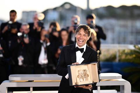US director Sean Baker poses with the trophy during a photocall after he won the Palme d'Or for the film 
