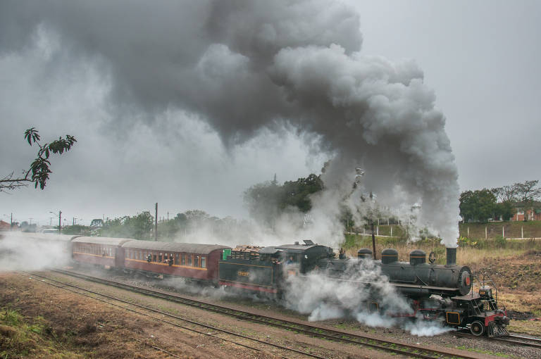 Imagem mostra uma maria-fumaça nos trilhos entre Mafra (SC) e Lapa (PR)
