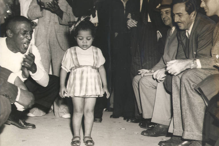 Walt Disney (à dir) durante visita à escola de samba Portela, no Rio de Janeiro, em 1941