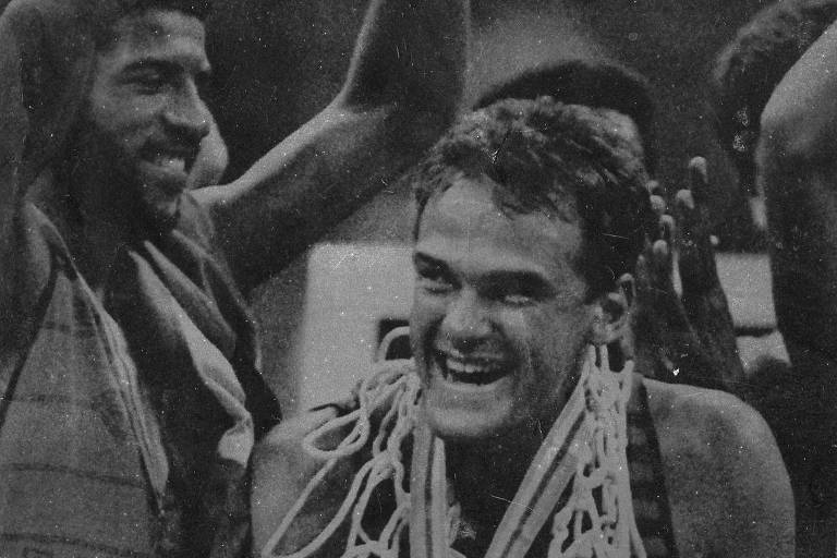 Jogador Oscar Schmidt comemora medalha de ouro da seleção brasileira nos Jogos Pan-Americanos de Indianápolis (EUA), em 1987, após a equipe derrotar a seleção da casa