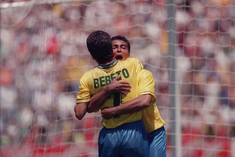 Bebeto e Romário comemoram em jogo da seleção brasileira contra os EUA, em 1994