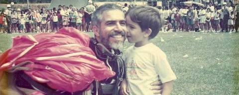 Manoel Theophilo Filho encontra o pai após salto de paraquedas em cerimônia militar