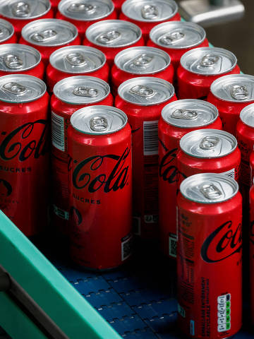 Aluminium cans of Coca-Cola move along a conveyor belt on the production line at the Coca-Cola Europacific Partners bottling plant in Les Pennes-Mirabeau, near Marseille, France, May 7, 2024. REUTERS/Benoit Tessier ORG XMIT: GGG-BTE20