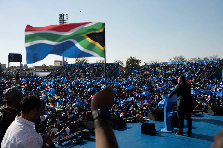 John Steenhuisen, líder da Aliança Democrática, durante comício na cidade de Benoni, na África do Sul 
