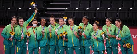 Tokyo 2020 Olympics - Volleyball - Women - Medal Ceremony - Ariake Arena, Tokyo, Japan ? August 8, 2021. Team members of Brazil pose with their silver medals after the match. REUTERS/Ivan Alvarado