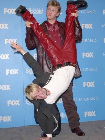 (FILES) In this file photo taken on December 05, 2000, singer Aaron Carter (bottom) and his brother Nick Carter arrive for the Billboard Music Awards in Las Vegas, Nevada. - Singer Aaron Carter has been found dead at his house in Lancaster, California, according to media reports. He was 34. TMZ reported law enforcement sources as saying they received a 911 call at 11 a.m. Saturday about a male who had drowned in the bathtub. Multiple sources also told TMZ Saturday that the  singers body was found in his bathtub. (Photo by Chris Delmas / AFP)