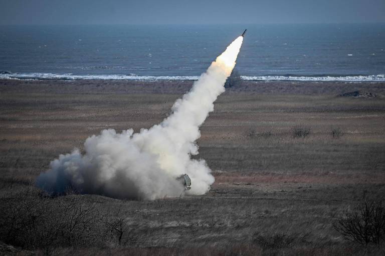 Romenos lançam foguete do sistema Himars, fornecido pelos EUA para a Ucrânia, em exercício no mar Negro