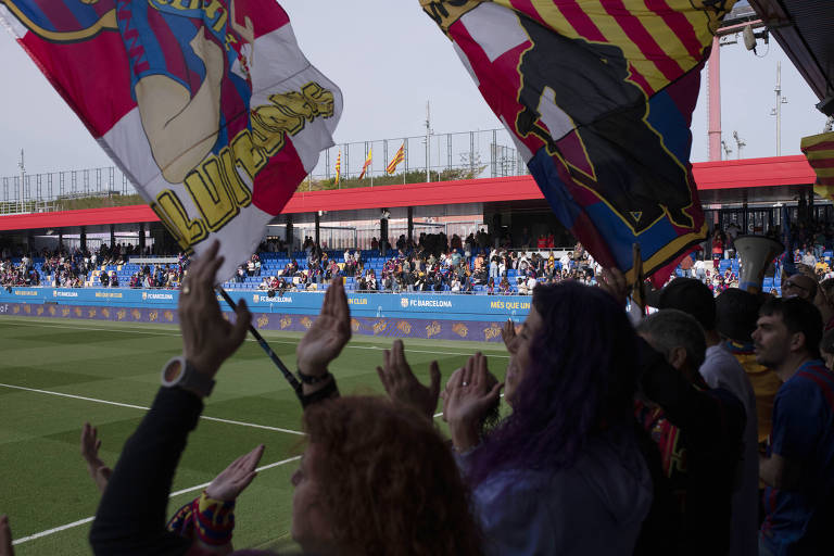 Torcida do time feminino do Barcelona durante partida contra o Atlético de Madrid no Estádio Johan Cruyff, em Barcelona