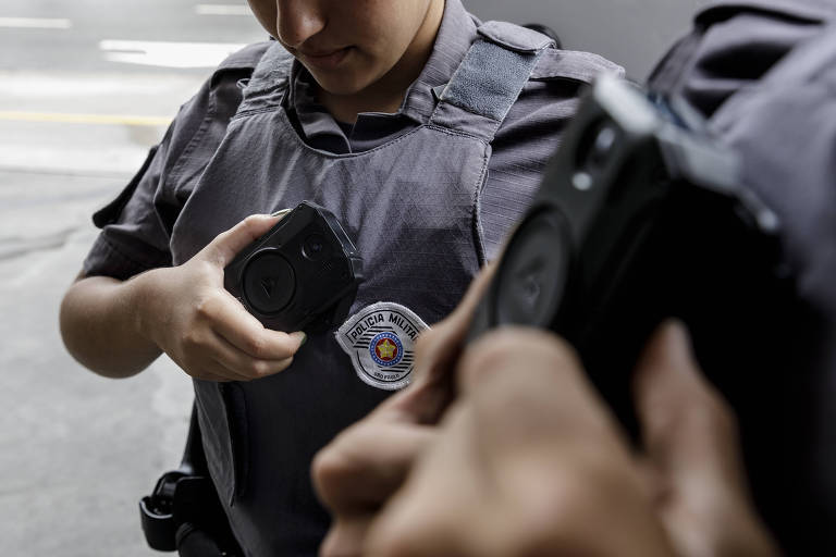 Policiais militares acionam as câmeras corporais em seus uniformes