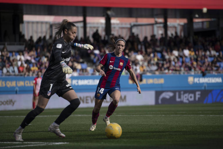 Aitana Bonmatí, do Barcelona Femení, durante partida contra o Atlético de Madrid, no Estádio Johan Cruyff, em Barcelona, Espanha
