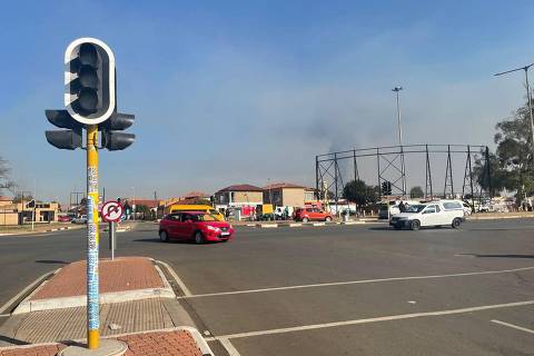 Cruzamento com semáforo desligado no distrito de Soweto, em Joanesburgo, África do Sul